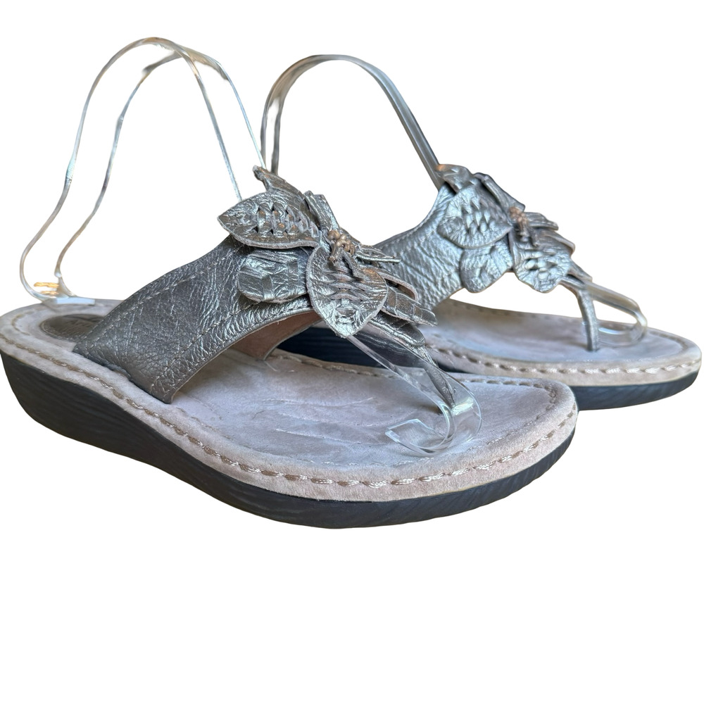 Clarks Artisan Bronze Leather 3D Woven Flower Thongs Wedge Sandals Shoes sz 7.5